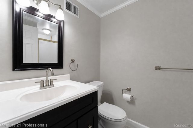 1520 Brentwood Drive, Troy, MI 48098