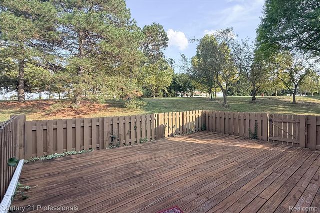 1520 Brentwood Drive, Troy, MI 48098