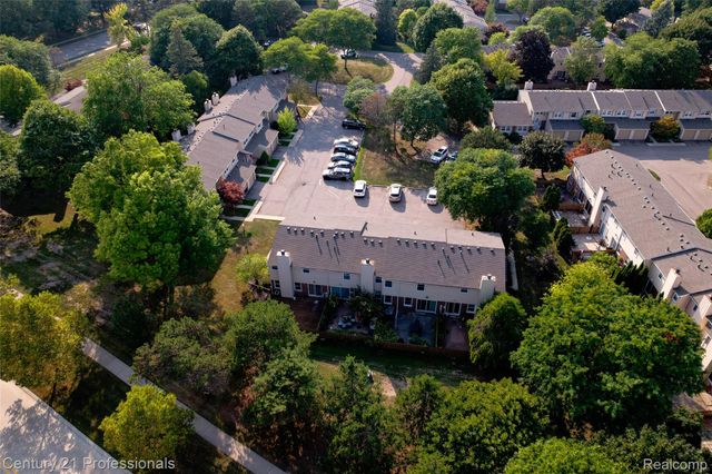 1520 Brentwood Drive, Troy, MI 48098