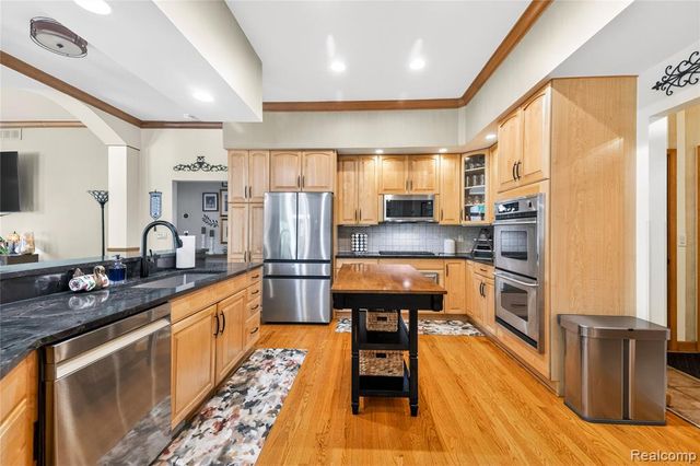 8454 Grays Drive, Grosse Ile, MI 48138