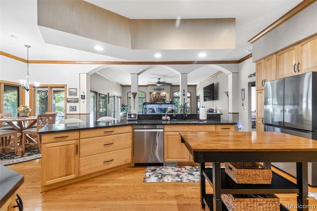 8454 Grays Drive, Grosse Ile, MI 48138