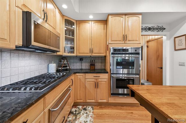 8454 Grays Drive, Grosse Ile, MI 48138