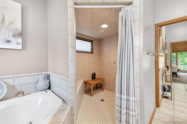 8454 Grays Drive, Grosse Ile, MI 48138