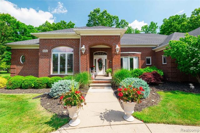 8454 Grays Drive, Grosse Ile, MI 48138