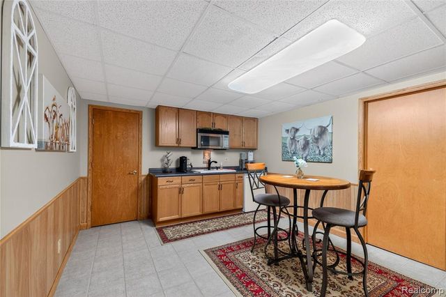 8454 Grays Drive, Grosse Ile, MI 48138