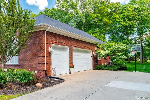 8454 Grays Drive, Grosse Ile, MI 48138
