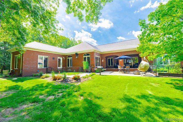 8454 Grays Drive, Grosse Ile, MI 48138