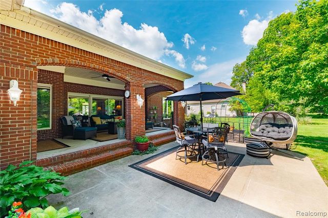 8454 Grays Drive, Grosse Ile, MI 48138