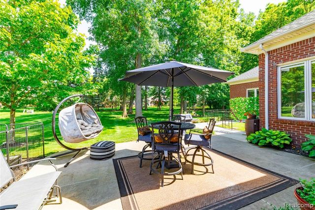 8454 Grays Drive, Grosse Ile, MI 48138