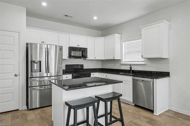 106 Meadows Landing LN, Suffolk, VA 23434