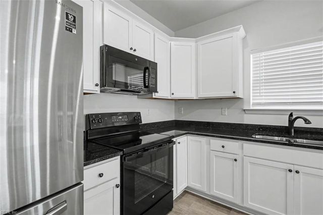 106 Meadows Landing LN, Suffolk, VA 23434