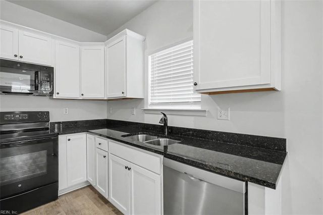 106 Meadows Landing LN, Suffolk, VA 23434
