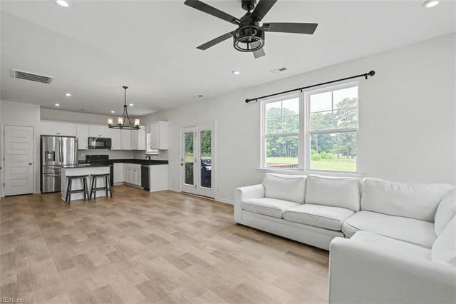106 Meadows Landing LN, Suffolk, VA 23434
