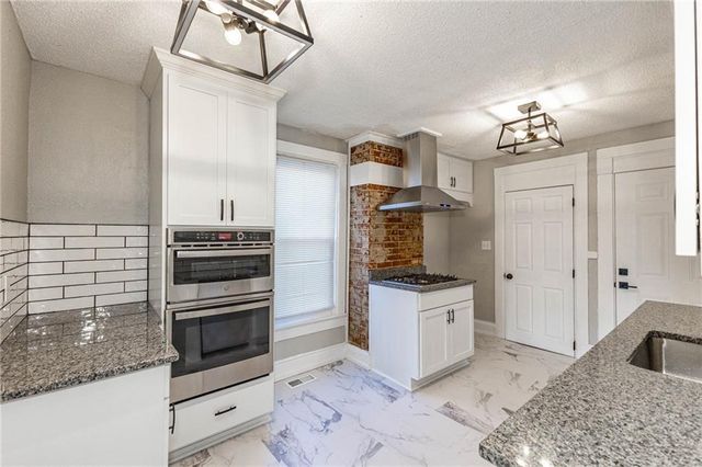 3901 Central Street, Kansas City, MO 64111