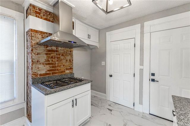 3901 Central Street, Kansas City, MO 64111