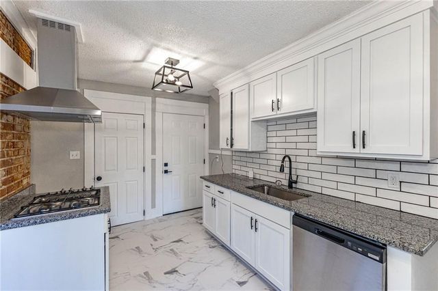 3901 Central Street, Kansas City, MO 64111