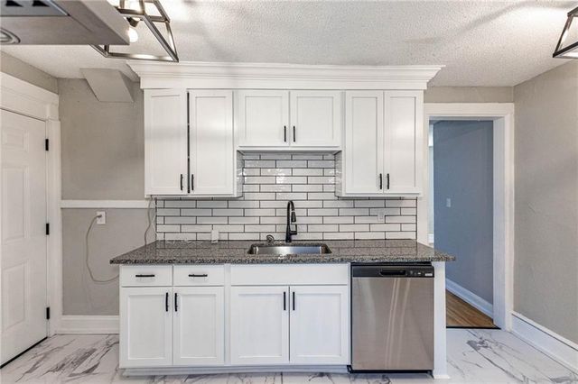 3901 Central Street, Kansas City, MO 64111