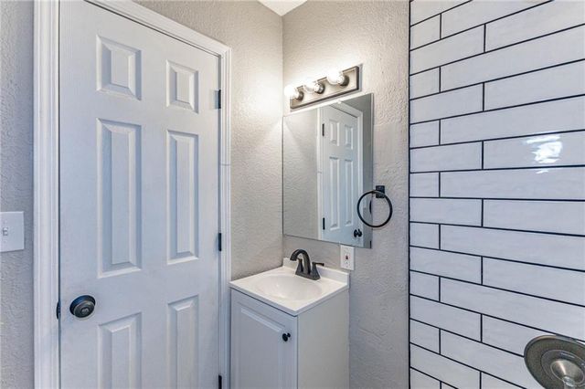 3901 Central Street, Kansas City, MO 64111