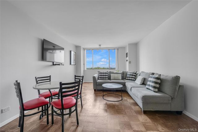 271-10 Grand Central Parkway 9F, Floral Park, NY 11005