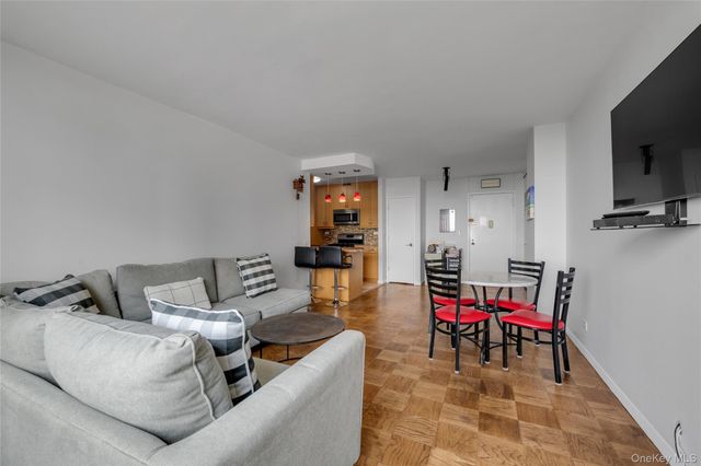 271-10 Grand Central Parkway 9F, Floral Park, NY 11005