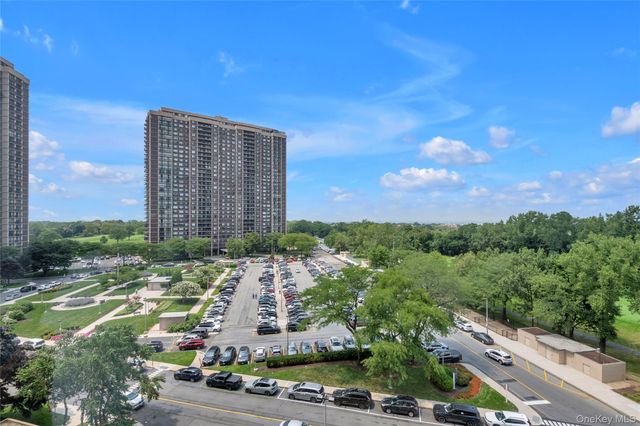 271-10 Grand Central Parkway 9F, Floral Park, NY 11005