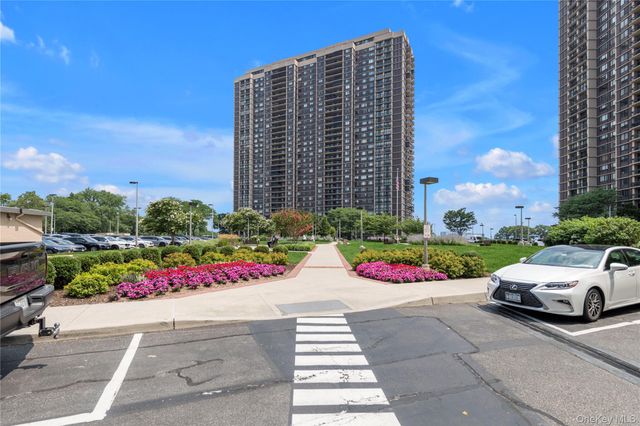 271-10 Grand Central Parkway 9F, Floral Park, NY 11005