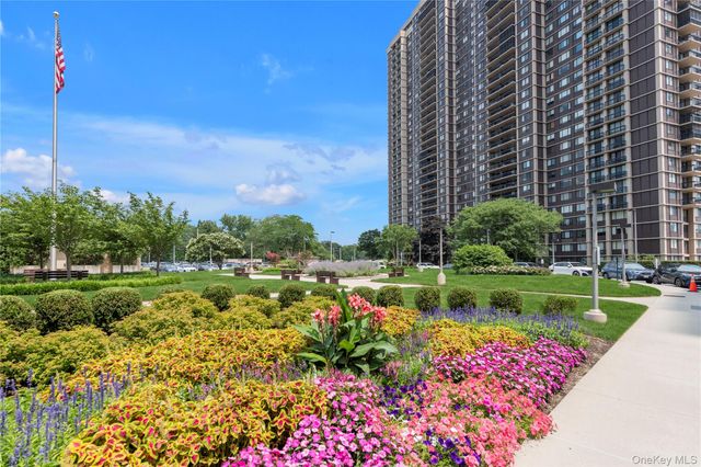 271-10 Grand Central Parkway 9F, Floral Park, NY 11005