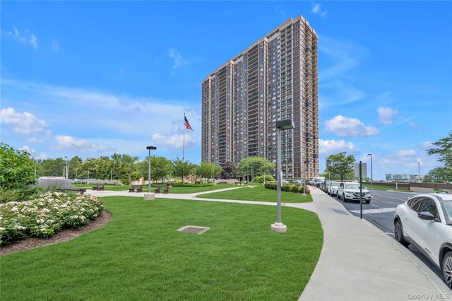 271-10 Grand Central Parkway 9F, Floral Park, NY 11005