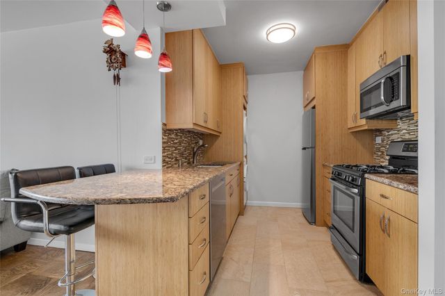271-10 Grand Central Parkway 9F, Floral Park, NY 11005