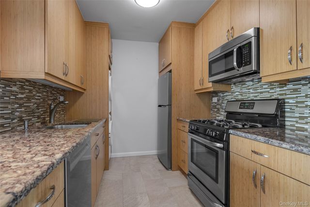 271-10 Grand Central Parkway 9F, Floral Park, NY 11005
