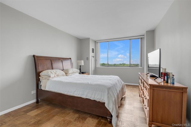 271-10 Grand Central Parkway 9F, Floral Park, NY 11005