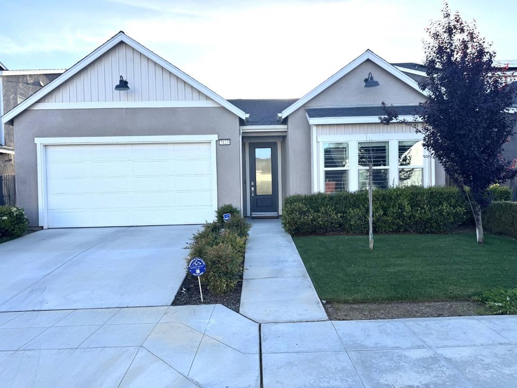 Image 1 of property listing at 5123 N San Clemente Avenue, Fresno, CA 93723