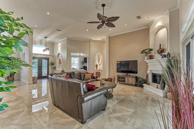66 Lake Estates Drive, Montgomery, TX 77356
