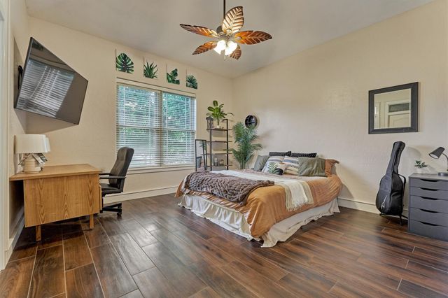 66 Lake Estates Drive, Montgomery, TX 77356