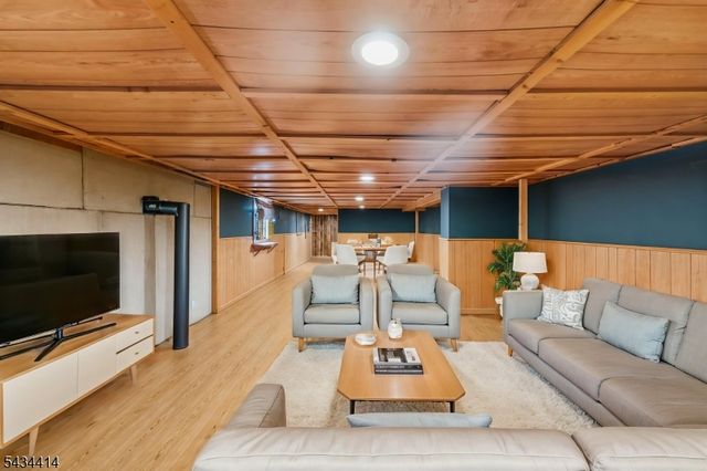 128 Upper High Crest Dr, West Milford Twp., NJ 07480