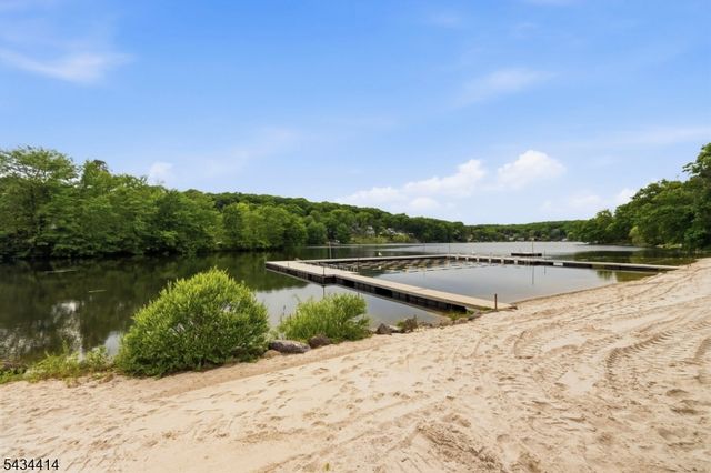 128 Upper High Crest Dr, West Milford Twp., NJ 07480