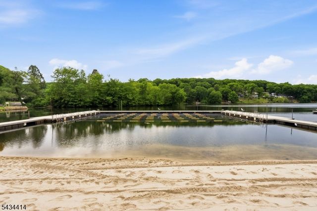 128 Upper High Crest Dr, West Milford Twp., NJ 07480