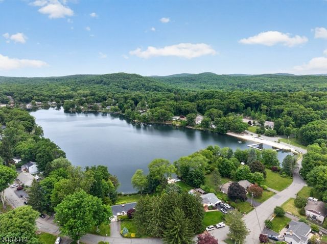 128 Upper High Crest Dr, West Milford Twp., NJ 07480