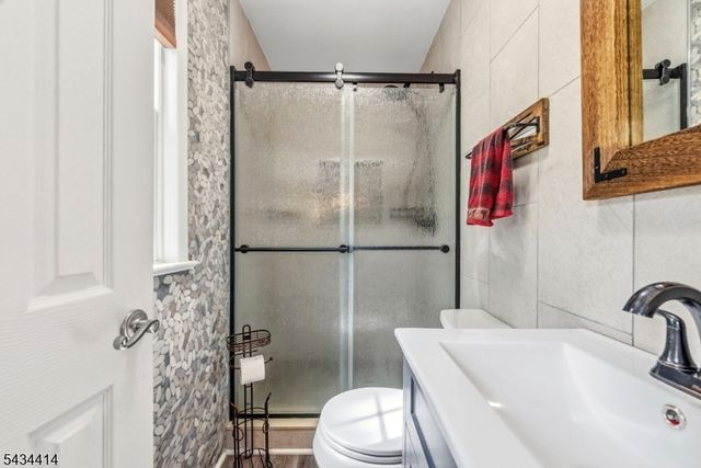 128 Upper High Crest Dr, West Milford Twp., NJ 07480