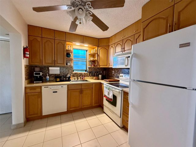9440 SW 8th Street 308, Boca Raton, FL 33428