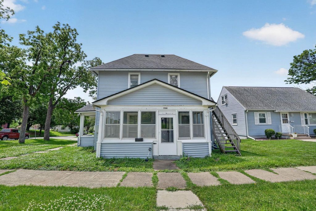 706 W 12th Street, Cedar Falls, IA 50613