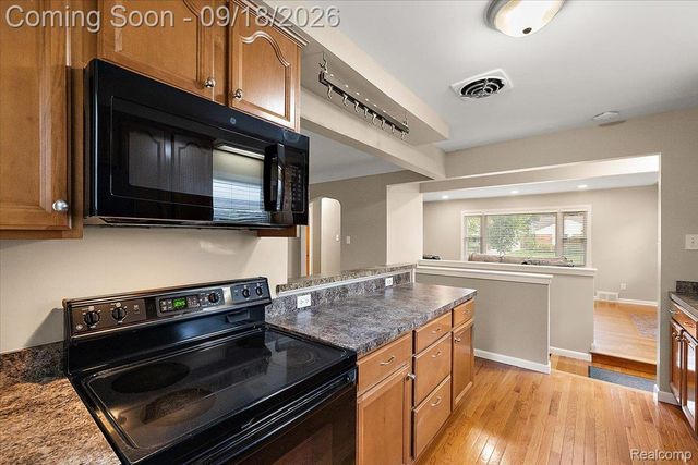 3034 Woodslee Drive, Royal Oak, MI 48073