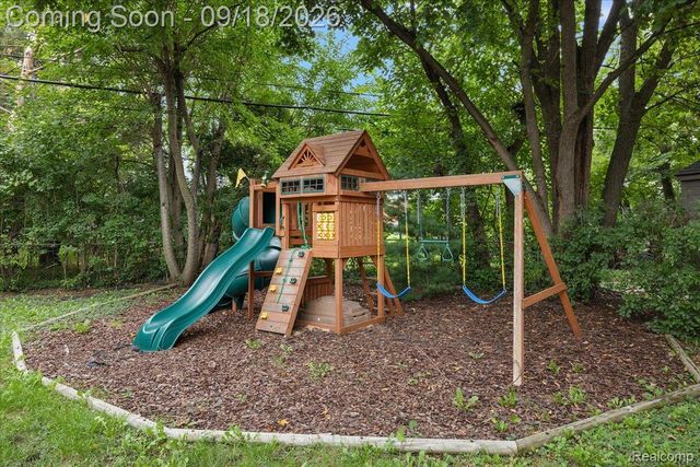 3034 Woodslee Drive, Royal Oak, MI 48073