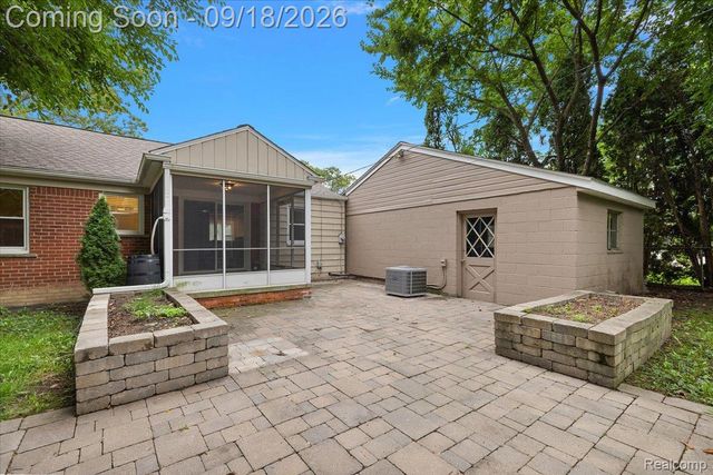 3034 Woodslee Drive, Royal Oak, MI 48073