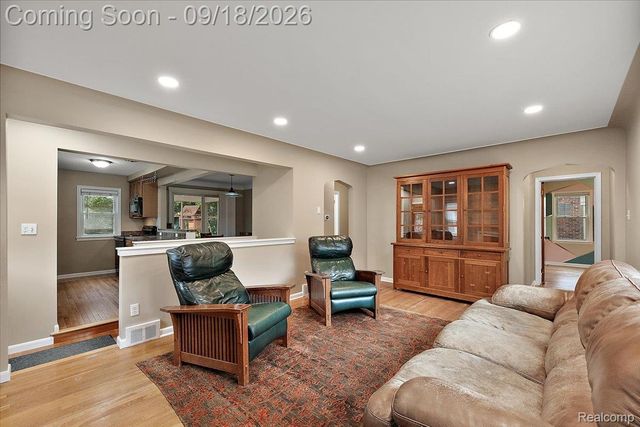 3034 Woodslee Drive, Royal Oak, MI 48073