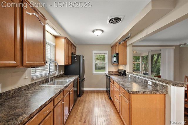 3034 Woodslee Drive, Royal Oak, MI 48073