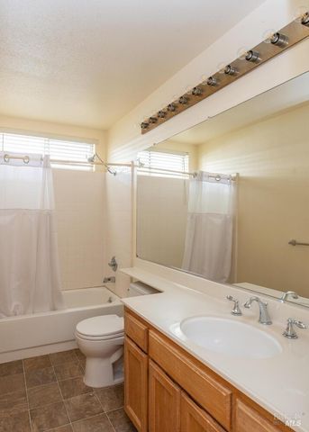 7036 Edinburgh Ct, Windsor, CA 95492