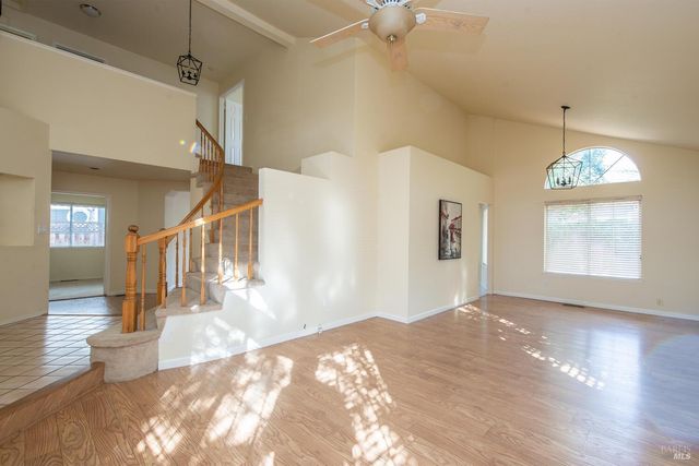 7036 Edinburgh Ct, Windsor, CA 95492