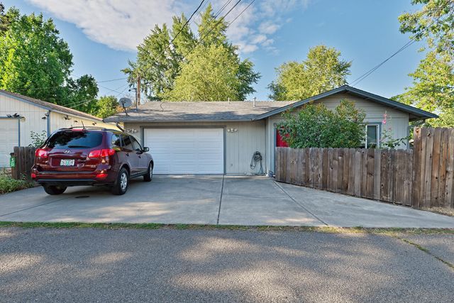 1211 Locust Street, Medford, OR 97501