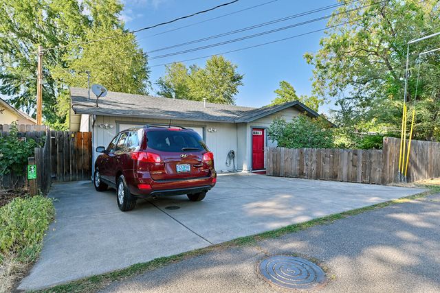 1211 Locust Street, Medford, OR 97501